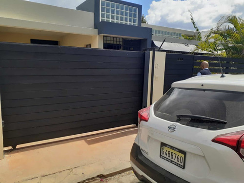 Casa Ubicada En El Residencial Las Cayas, La Romana