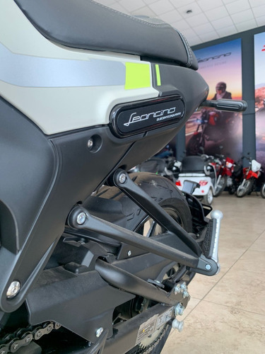 Imagen 12 de 15 de Benelli Leoncino 250