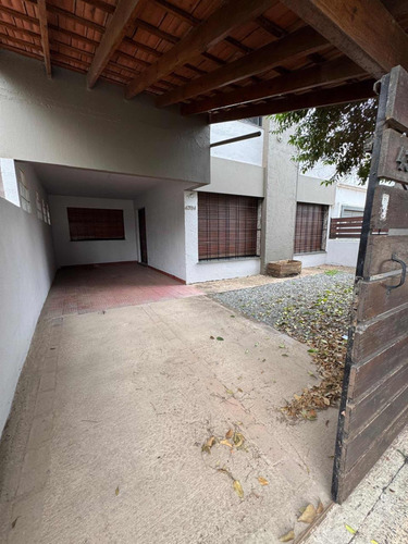 Casa De 4 Dormitorios 3 Baños En Barrio Centenario