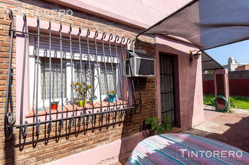 Venta Casa 3 Ambientes Con Cochera Y Jardin Padua. Acepta Permuta