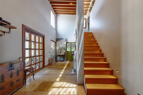 Casa En Venta De 8 Dorm. En Colina