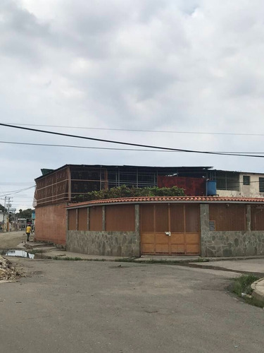 Casa Comercial En Esquina Con Galpón Y Almacén En Fundación Mendoza