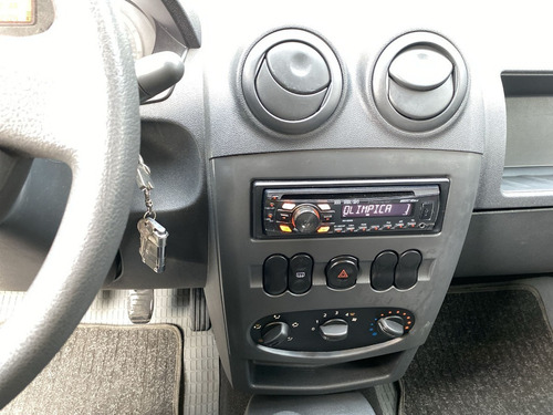 Imagen 20 de 25 de Renault Logan Familier 2012