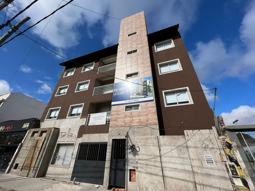 Departamento De Tres Ambientes En Venta En Sarandi