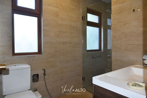 Casa En Venta De 4 Dorm. En Ñuñoa / Pasaje Abierto