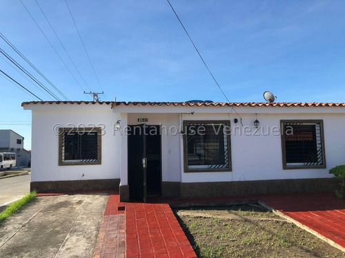 Rafael Gamarra Vende Hermosa Y Comoda Casa,  Consta De 3 Habitaciones, 2 Baños, Sala, Cocina, Comedor, Estar, Family Room, Área De Servicio. Aprovecha Esta Oportunidad.