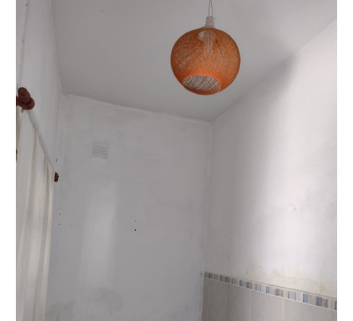 Casa Con Garaje Descubierto, Amplio Frente, Fondo Con Árboles Frutales Y Quincho