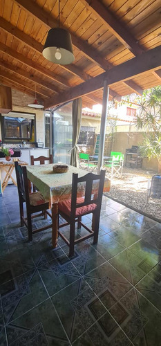 Casa Tipo Chalet De 5 Ambiente Con Gge Cubierto , Jardin,fondo , Quincho, 3 Baños, Desarrollada En 2 Plantas, Sobre Lote De 8.x 24 Mts