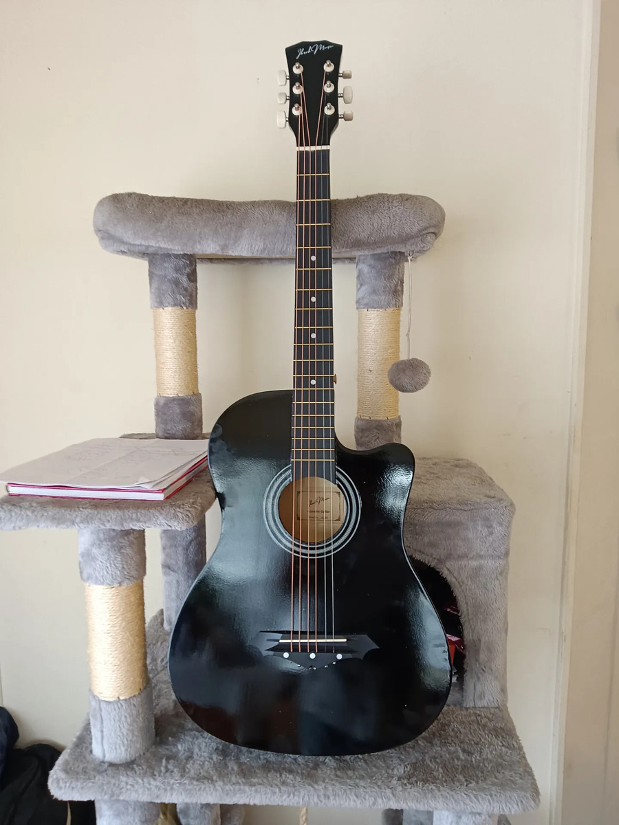 Guitarra acústica cutaway Ibrah negra, foto real de cliente