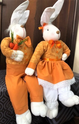 Imagem 2 de 9 de Casal Coelho Sentado Decorativo Em Tecido 90cm Cada