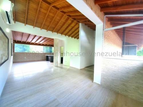 Townhouse En Venta Urb Cantarrana Suites Maracay 24-13727