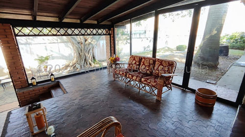 Casa En Venta Av Las Delicias Maracay Privada Segura Con Clima Fresco Zona Norte De 3 Niveles Con 1300mts2 Kg:25-3896