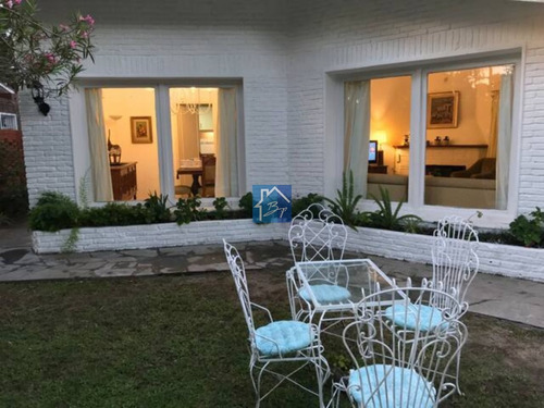 Hermosa Casa En Venta , Cantegril Punta Del Este Parada 14- Ref: 1357