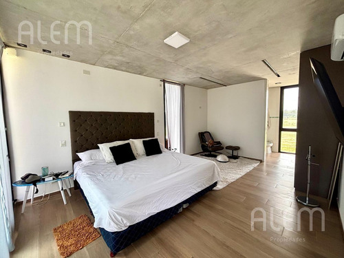 Casa De Estilo Moderno En La Estancia Villa Maria