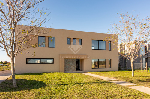 Casa De 5 Amb A Estrenar En Gran Lote A La Laguna Con Pileta