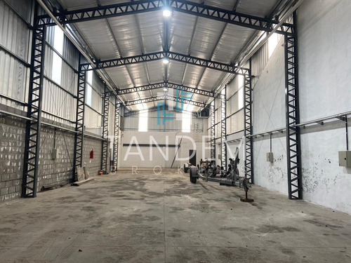 Imagen 2 de 7 de Excelente Galpón Planta Libre En Zona Industrial