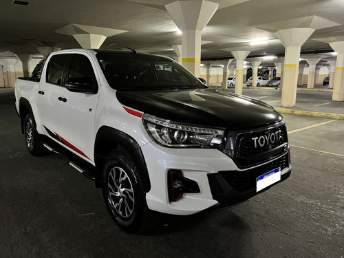 Imagen 2 de 18 de Toyota Hilux 4.0 V6 Gazoo Racing