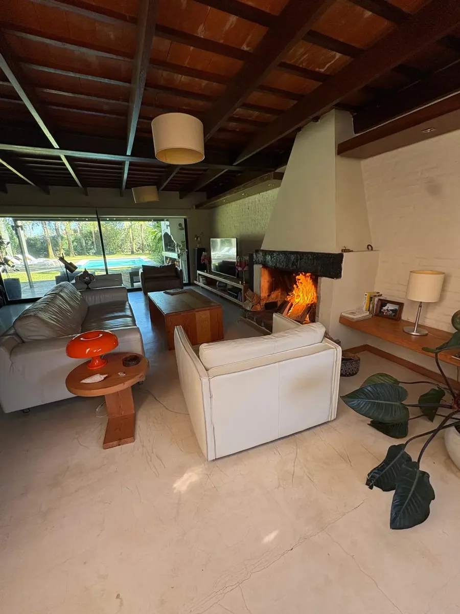 Dueño Alquila Casa Moderna Y Luminosa De 2 Pisos A Media Cuadra De La Playa. Cuenta Con 4 Cuartos 3 Baños Estufa Y Parrillero, Jardín Al Frente Y Amplio Fondo Con Piscina De Agua Salada Climatizada. · Foto 4