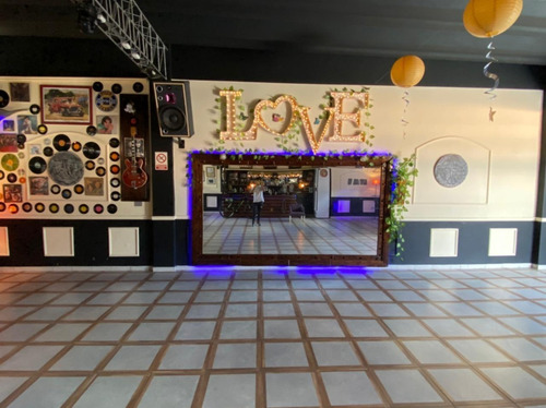 Imagen 2 de 10 de Salon De Fiestas Equipado Con Detalles De Categoria