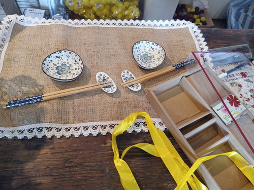 Juego De Sushi 4 Piezas Y Palitos Con Flores Azules