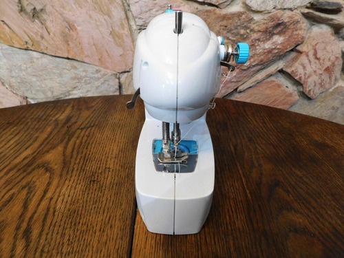Imagen 4 de 6 de Mini Maquina De Coser Portátil Con Pedal