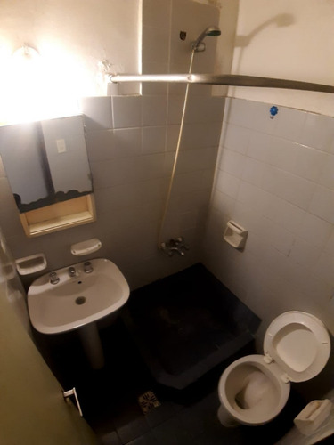 Imagen 2 de 6 de Departamento De 1 Ambiente A La Calle Con Balcón Saliente Con Excelente Entorno
