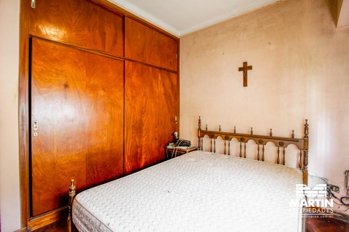 Casa En Venta En Martinez 3 Ambientes Con Jardín. Apto Crédito. A 3 Cuadras Del Hipódromo.