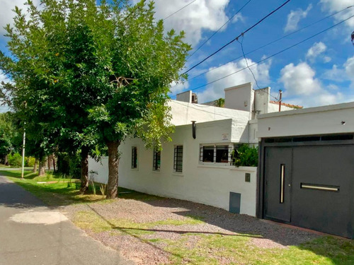 Casa En Una Planta De 2 Dormitorios, Parque, Pileta. Entre Caminos