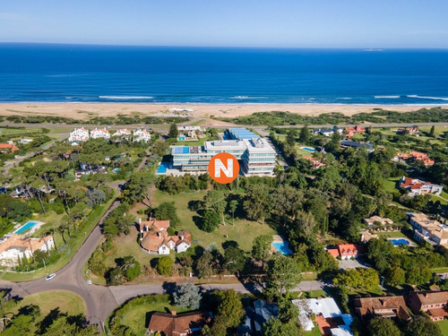 Venta De Lote En Barrio Privado En Amelie Residenes En El Golf Punta Del Este 