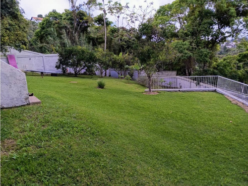Casa Con Amplios Jardines En Urb Parque El Retiro, San Antonio