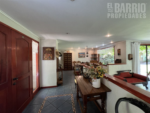Casa En Venta De 6 Dorm. En Colina
