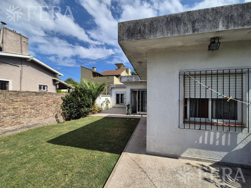Venta Casa 4 Ambientes Con Cochera Y Jardín En Ezpeleta