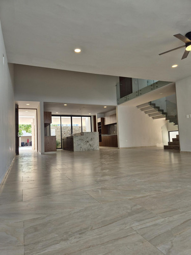 Residencia En Venta, Completamente Lista En Privada Con Casa Club De Lujo!