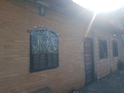 Belo Sito Com Lagoa Com Peixes