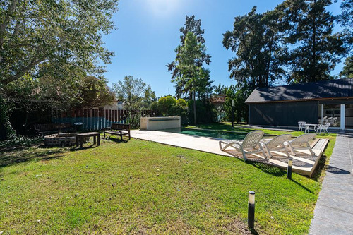 Casa En Venta 7 Ambientes 3 Dormitorios Con Jardín Quincho Parrillero Y Pileta 2 Cochera Fisherton