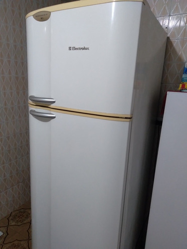 Imagem 7 de 8 de Tv Lcd 42 Polegadas + Geladeira Eletrolux 460 Litros