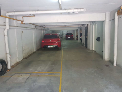 Imagen 2 de 5 de Cochera Cubierta En Moderno Edificio