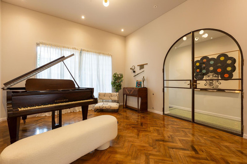 Casa Cuatro Dormitorios, Cochera Y Terraza Con Pileta En Venta Abasto