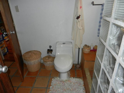 Preciosa Casa Totalmente Amoblada, En Alquiler. En Los Palos Grandes. 24-12236