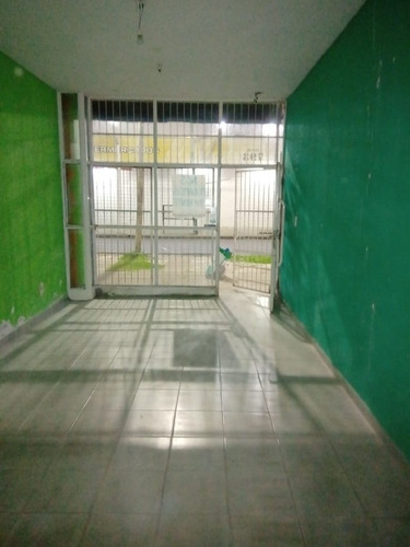 Imagen 3 de 8 de Local Muy Bien Ubicado Medidas 3x7 Con Baño Y Antebaño Frente Vidriado Y Rejas