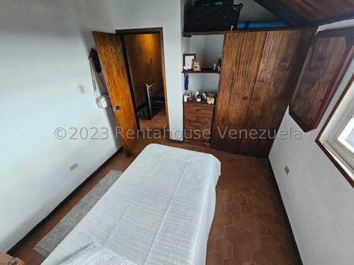 Bella Casa Tipo Chalet Holandés En Venta San Antonio De Los Altos 24-9993 Edf