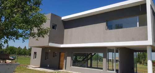 Casa En Venta - 3 Dormitorios 3 Baños - Cochera - 1.166mts2 - San Sebastián, Escobar