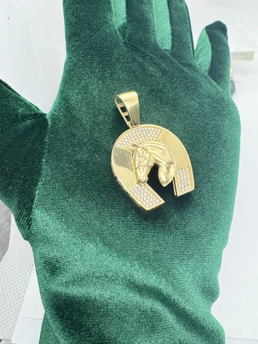 Dije Oro 10k De Herradura Con Caballo Con Zirconias. Suerte Amarillo