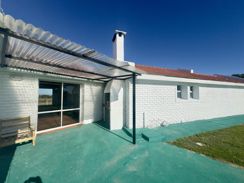 Casa En Alquiler De 4 Dormitorios Con Un Terreno De 1 Hectárea En Laguna De Los Patos Colonia