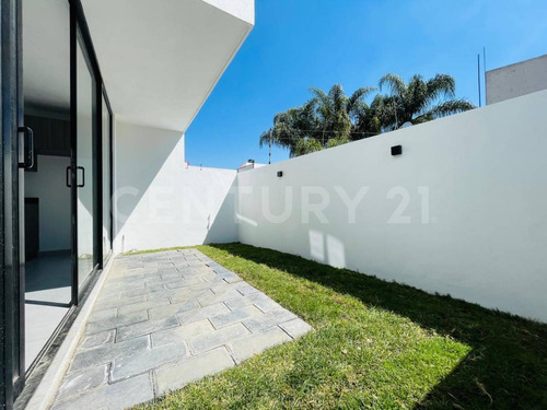 Venta Casa En Privada 3 Recamaras, 3 Baños, Con Jardín Y Sótano, Zona Cholula