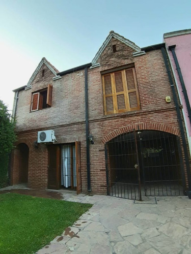 Imagen 3 de 23 de Casa En Venta De 5 Ambientes Con Cochera Y Jardín - Adrogué