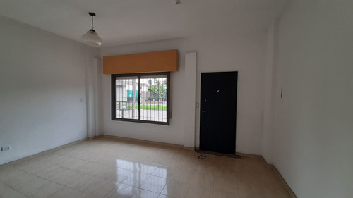 Venta Casa 3 Ambientes + Monoambiente Al Frente