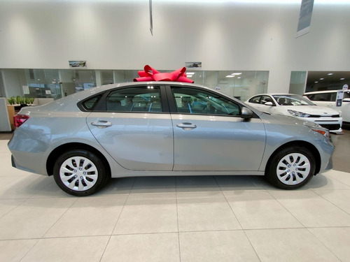 Imagen 8 de 15 de Kia Forte Sedan L Aut