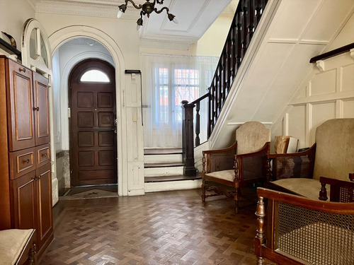 Venta Casa, Pocitos, 4 Dormitorios, 3 Baños, Patio Y Garaje