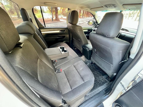 Imagen 9 de 10 de Toyota Hilux 2.8 C/d 4x4 Tdi Sr 177cv 2018
